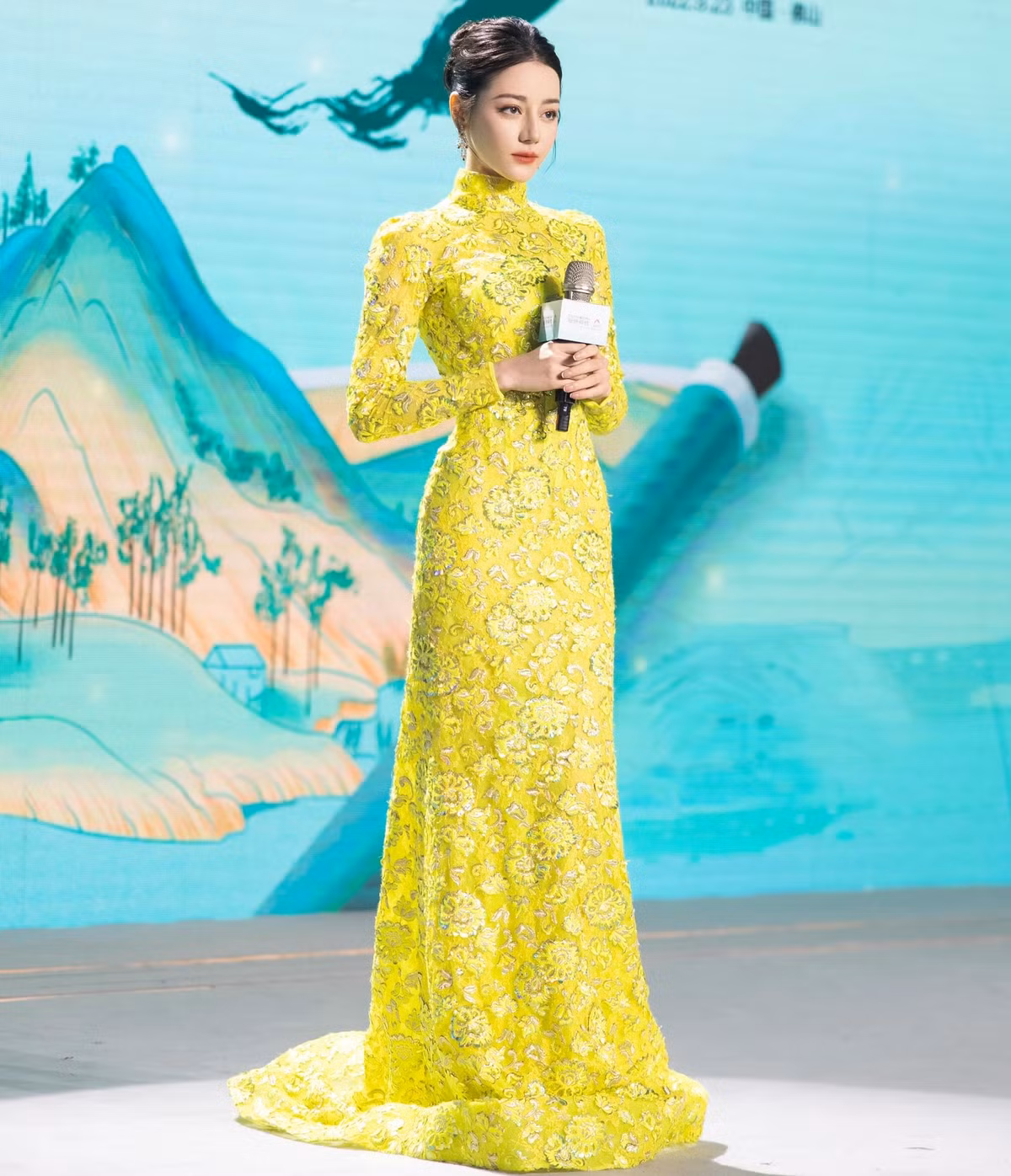 Về đời tư, Địch Lệ Nhiệt Ba vướng tin hẹn hò bạn diễn Hoàng Cảnh Du, Dương Dương. Tuy nhiên, người đẹp không thừa nhận.