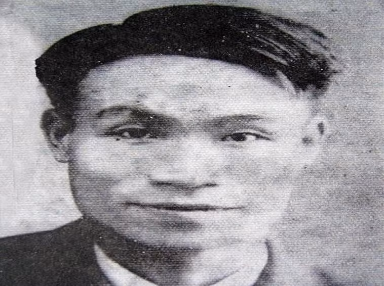 Vũ Trọng Phụng quê tại làng Hảo, huyện Mỹ Hào, tỉnh Hưng Yên, lớn lên trong gia đình ở Hà Nội. Chỉ được học hết tiểu học và phải đi làm để kiếm sống, bằng năng khiếu văn học, cái nhìn tinh tế về xã hội đương thời, ông trở thành “Ông vua phóng sự Bắc Kỳ”. Ảnh: Viện Văn học.