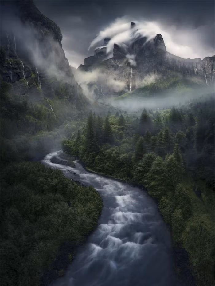 Vị trí á quân thuộc về nhiếp ảnh gia người Hà Lan - Max Rive - với ảnh chụp ngôi làng Lauterbrunnen ở Thụy Sĩ và ngọn Chamonix-Mont-Blanc ở dãy Alps phía Pháp.