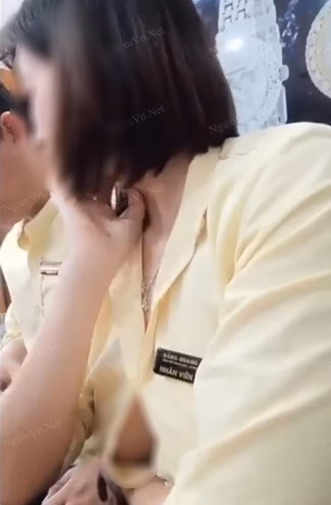 Đôi khi diện sơ mi không khéo léo còn bị mất điểm vì những khoảng hở thiếu tinh tế.