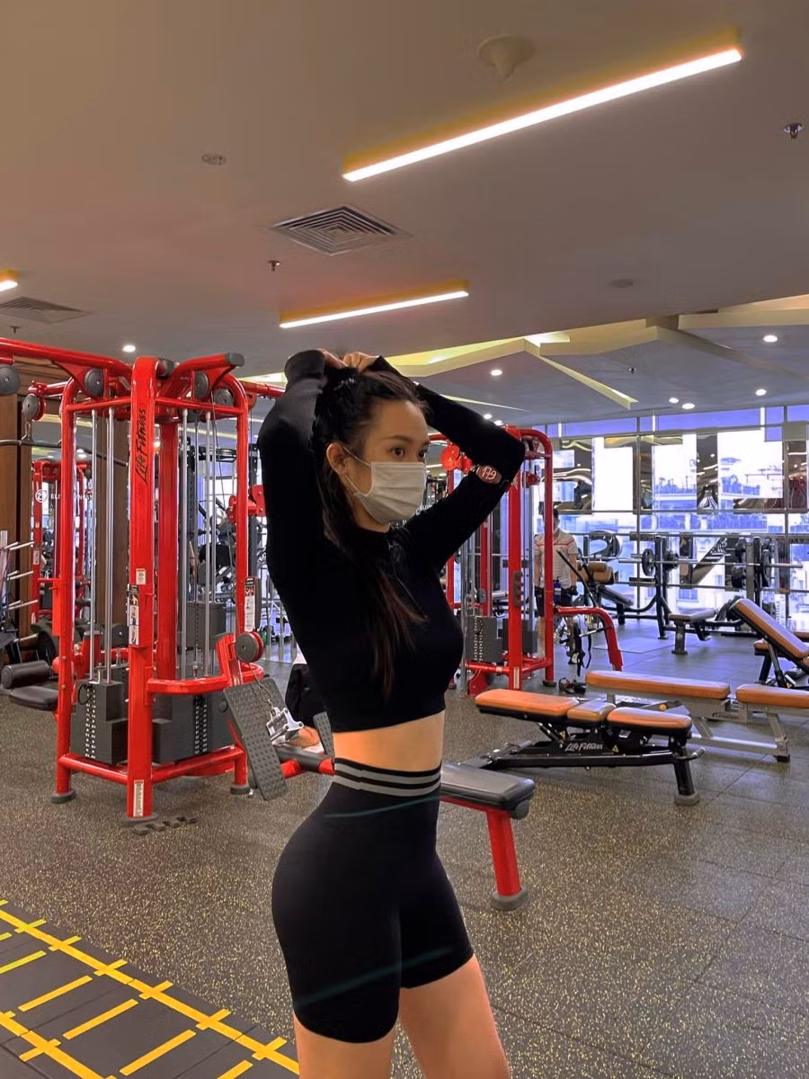 Để đạt được hiệu quả nhanh chóng, Vũ Thuý Quỳnh chọn tập ở phòng gym chuyên nghiệp. Cô tập cùng các dụng cụ hỗ trợ từ các loại tạ tay tới tạ máy. Thời gian tập luyện lý tưởng thường được duy trì từ 45 phút tới 60 phút. Tuỳ vào thể trạng mà bạn có thể lựa chọn những bài tập phù hợp trong các buổi tập.