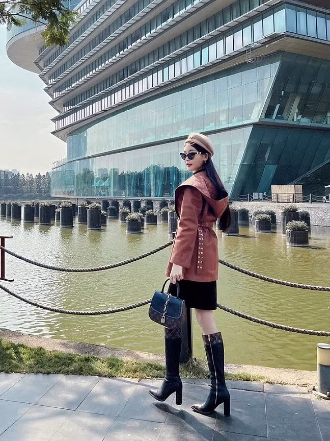 Người đẹp hoàn thiện vẻ ngoài bằng túi Louis Vuitton Chain-It khoảng 2.700 USD, boots cổ cao cùng hãng giá 2.500 USD, bông tai Dior 420 USD và mũ Fendi khoảng 500 USD. Tổng cộng, set đồ của cô tiêu tốn hơn 11.500 USD (gần 300 triệu đồng).