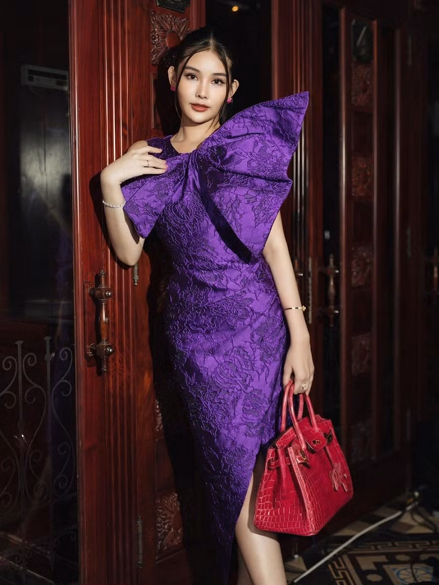 Túi Hermes - tuyên ngôn của giới thượng lưu - không thiếu vắng trong tủ đồ của Ngân Anh. Cô rất cưng chiều tác phẩm Birkin da cá sấu gam đỏ giá 1,6 tỷ đồng.