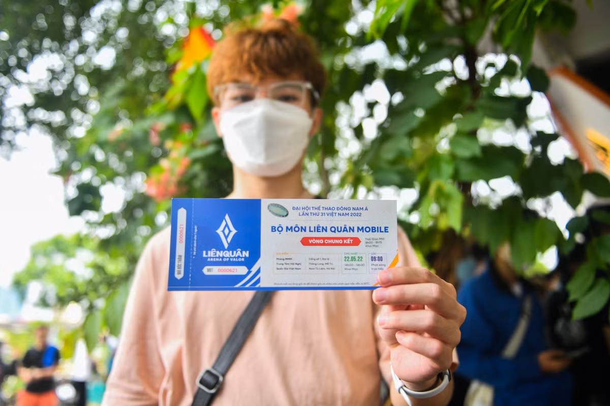 Phạm Tiến Đạt hào hứng với tấm vé trên tay, cậu có mặt từ 8h, xếp hàng hơn 1 tiếng để có được tấm vé xem chung kết. "Mình đi xem chủ yếu cổ vũ cho đội nhà, vừa là đam mê, vừa mang tinh thần dân tộc", Đạt chia sẻ.