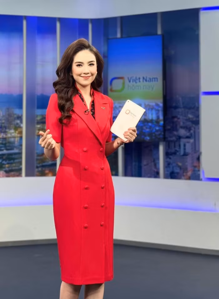 Chan dung nu MC vong eo 56, 300 ngay di lam khong mac trung do-Hinh-3