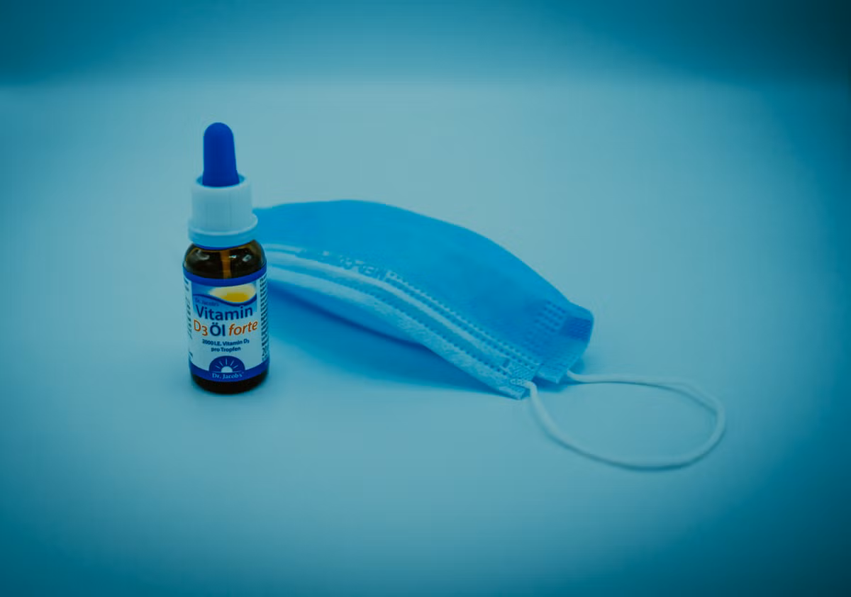 Vitamin D co the lam giam nguy co tu vong do Covid-19