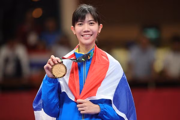 Panipak Wongpattanakit (SN 1998) là nữ vận động viên của tuyển taekwondo Thái Lan.