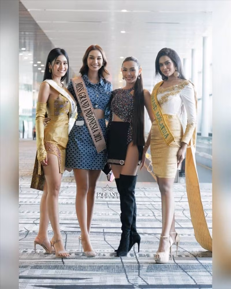 Hoa hau Thuy Tien gay cuoi vi dang di giay cao got
