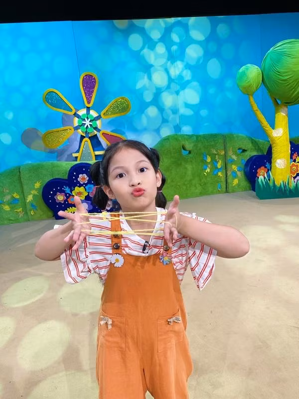 Sao nhí đóng con gái Hồng Diễm: Nhỏ tuổi nhưng cực đa tài - Hình 7 Sao nhi dong con gai Hong Diem: Nho tuoi nhung cuc da tai-Hinh-7