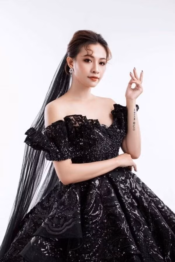 Sao Việt chơi lớn chọn mẫu váy cưới màu nổi cho ngày trọng đại Sao Viet choi lon chon mau vay cuoi mau noi cho ngay trong dai