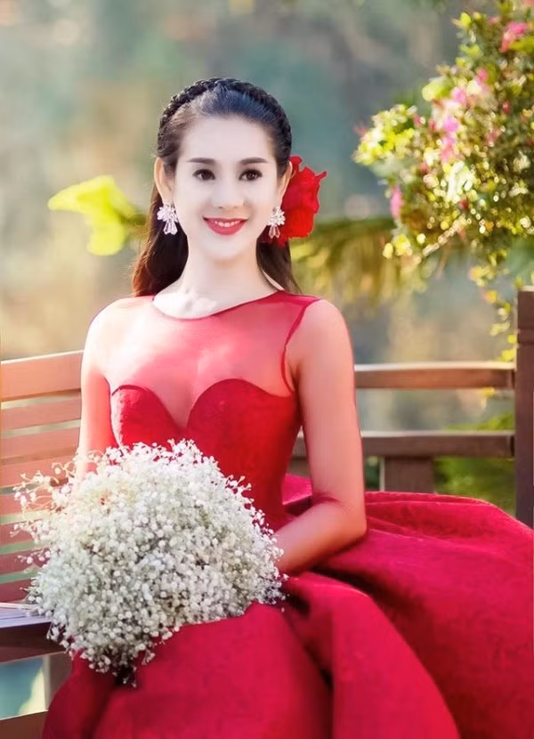 Sao Việt chơi lớn chọn mẫu váy cưới màu nổi cho ngày trọng đại - Hình 12 Sao Viet choi lon chon mau vay cuoi mau noi cho ngay trong dai-Hinh-12
