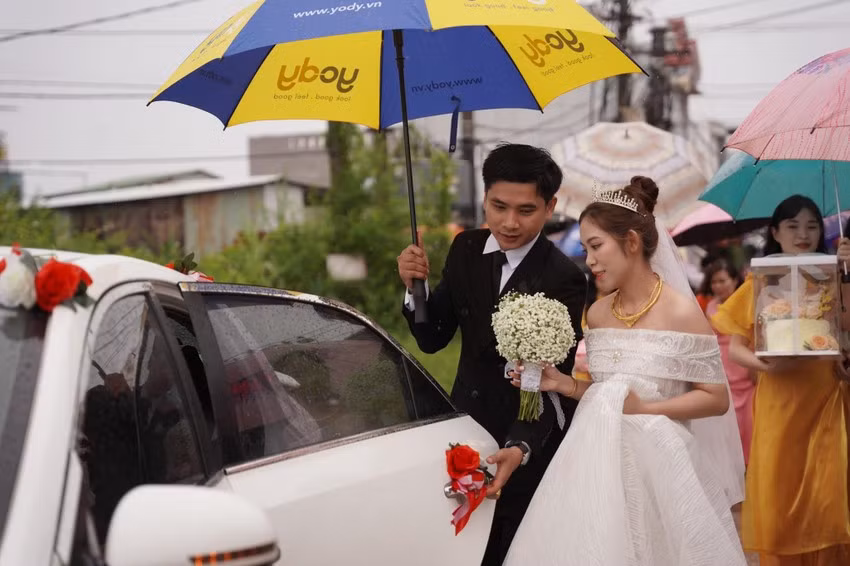 Dam cuoi ‘chay’ sieu bao so 4 Noru o mien Trung-Hinh-4