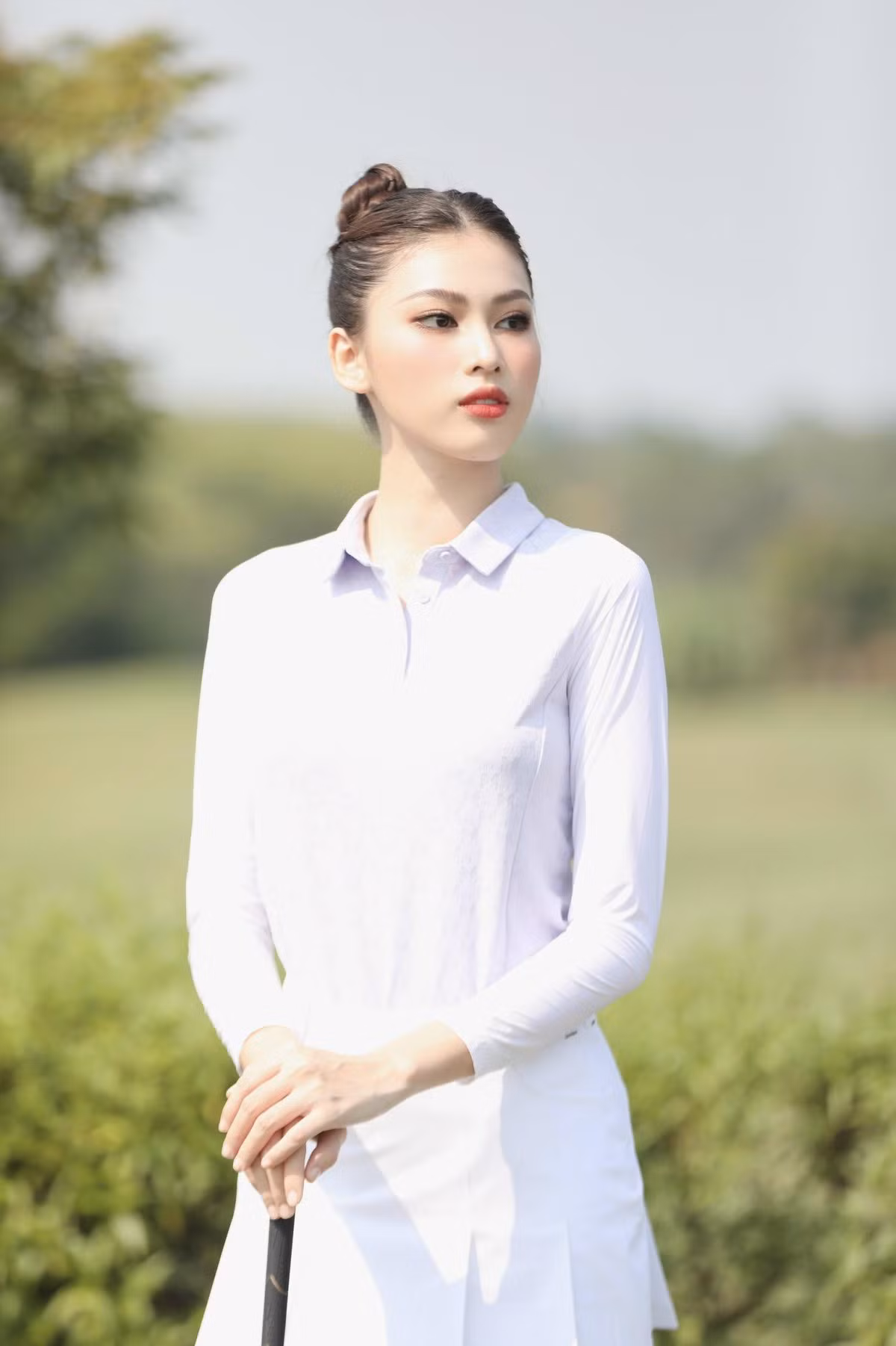 Cùng ra sân tập với Hoa hậu Đỗ Thị Hà là Á hậu Nguyễn Lê Ngọc Thảo. Ngọc Thảo chia sẻ chưa lần nào thử đánh golf nhưng đã dành thời gian tìm hiểu về môn thể thao này.