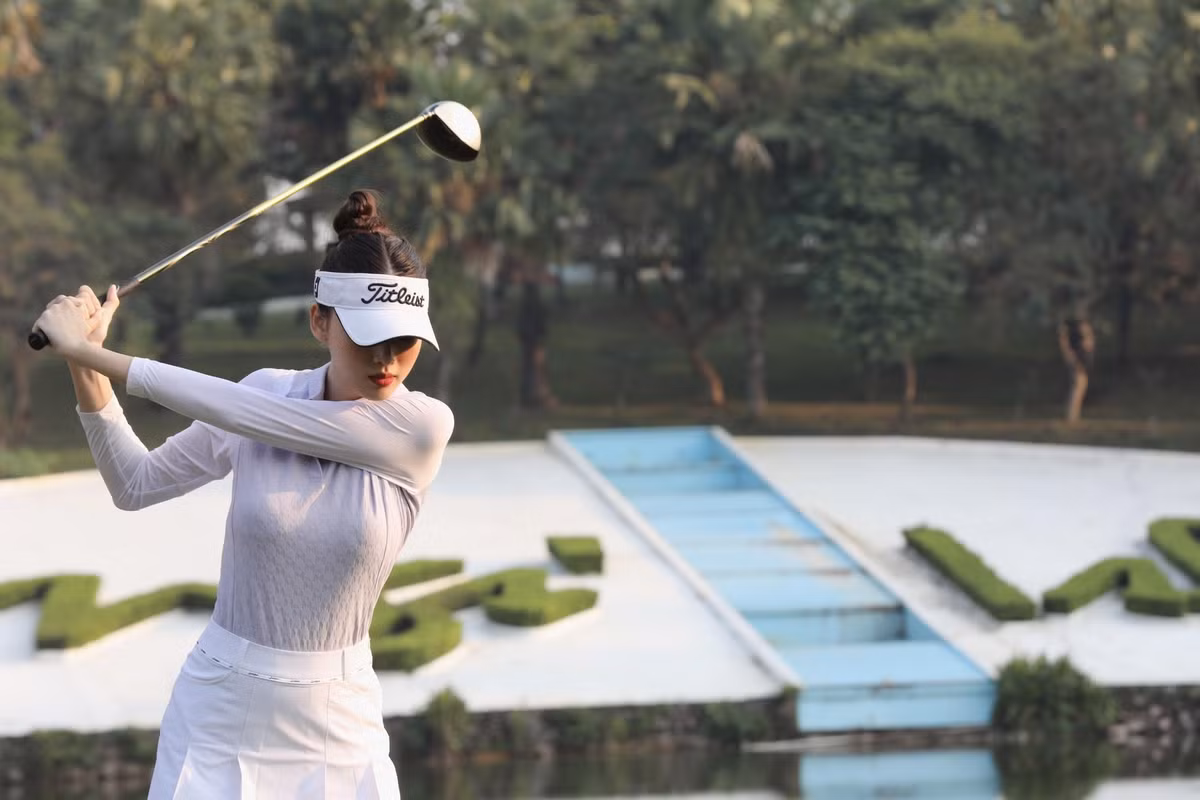 “Tôi nghĩ mình cần dành nhiều thời gian hơn nếu nghiêm túc theo đuổi bộ môn này. Golf yêu cầu kỹ thuật cao và người mới học chơi sẽ dễ chán nản mà từ bỏ. Hy vọng trong thời gian tới tôi có thể tham dự Tiền Phong Golf Championship với tư cách golfer”, Ngọc Thảo trải lòng.
