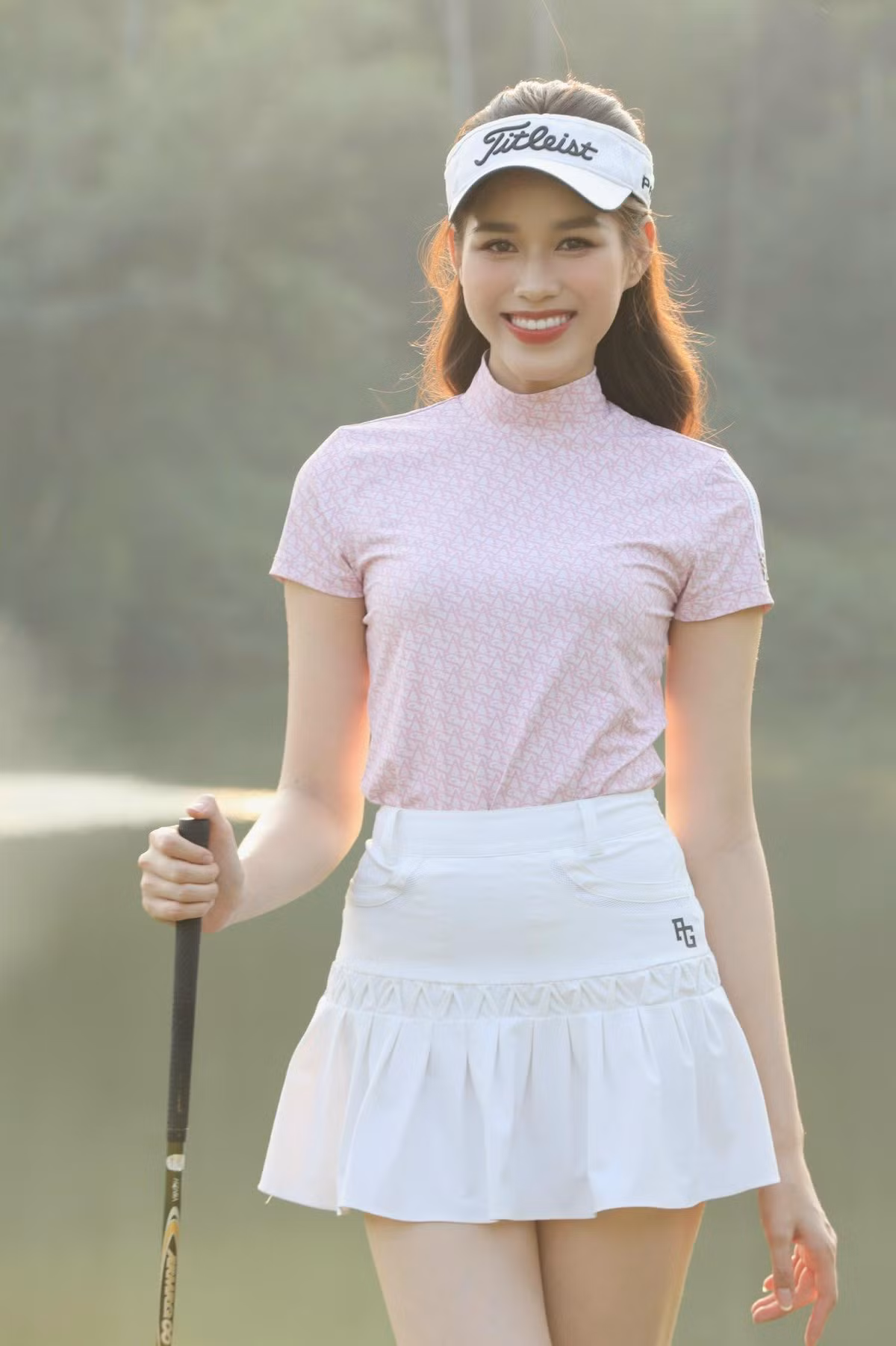 Hoa hau Do Thi Ha tap choi golf-Hinh-2