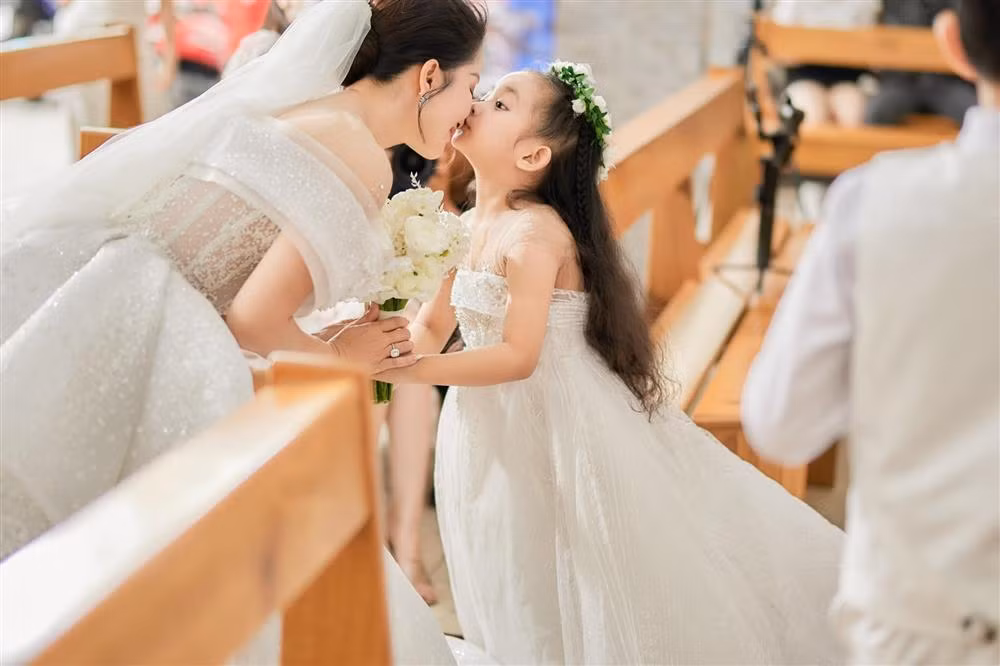 "Mọi người hỏi Hiển sao không thấy Anna đến dự đám cưới, hoặc sao không thấy lên sân khấu với anh Kubi để đón mẹ Thi lên. Xin thưa với mọi người là hôm đó bé có đến dự. Và tối trước hôm đám cưới thì bé bị sốt, trong quá trình diễn ra buổi tiệc thì sức khỏe của bé vẫn chưa được tốt, nên bé gần như không xuất hiện trong khung hình nhiều. Hiển với Thi cũng rất tiếc luôn đó ạ", Phan Hiển giải thích.