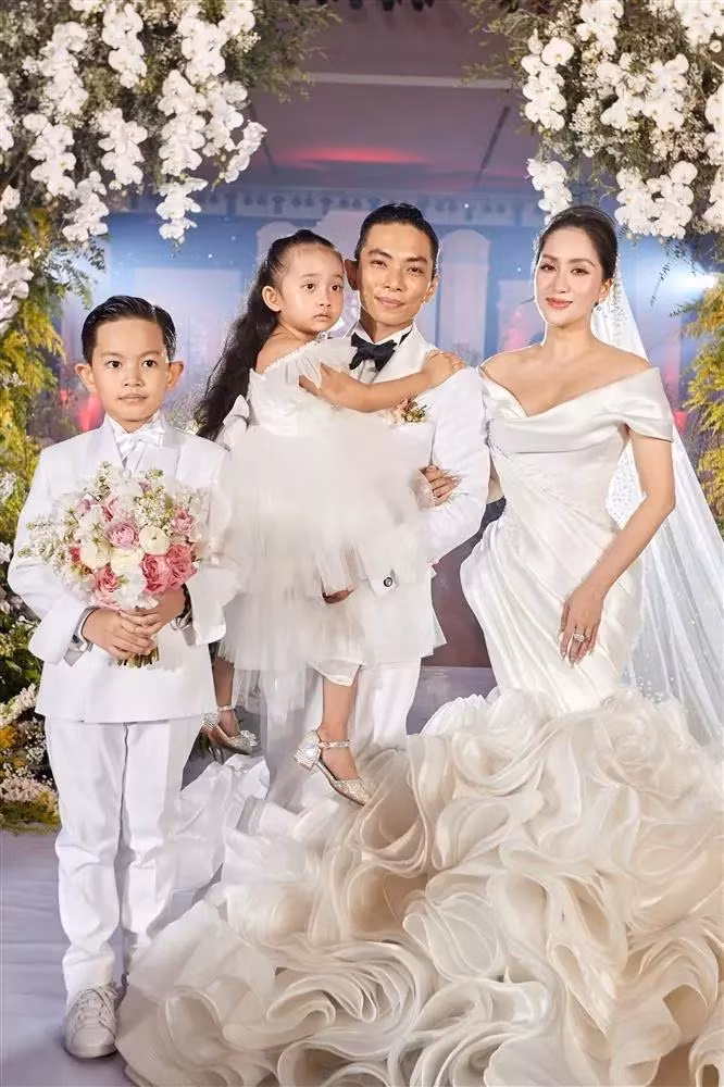 br/> Trước thắc mắc của mọi người, Phan Hiển mới đây nói rõ lý do con gái gần như không xuất hiện trong lễ cưới.