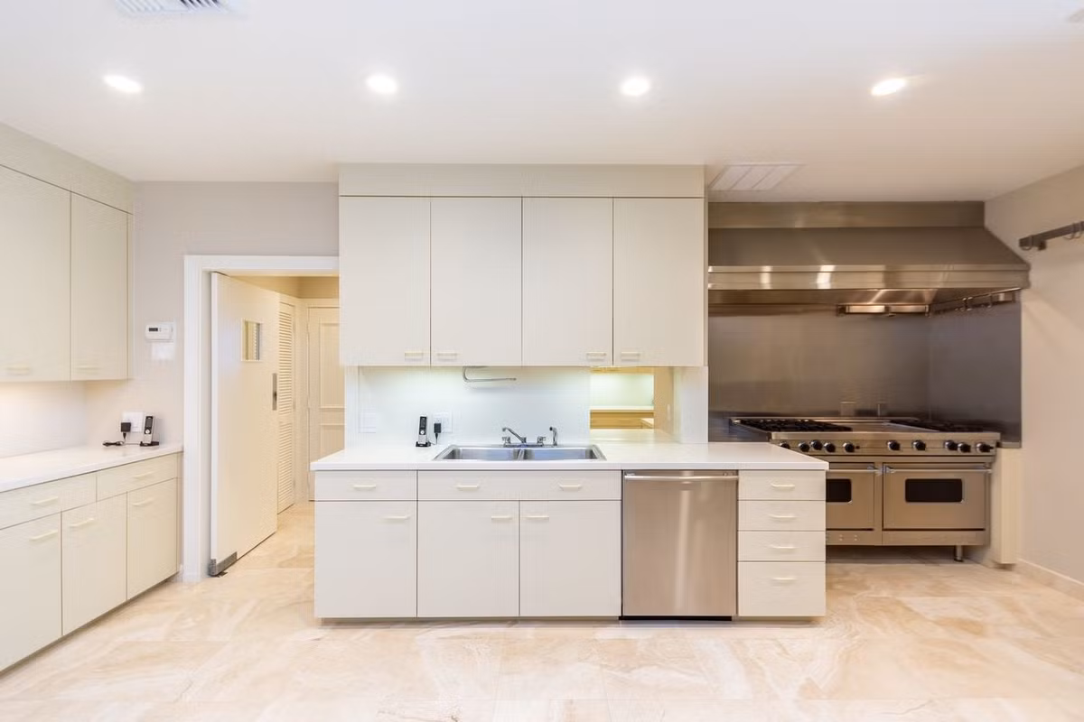 Căn biệt thự được thiết kế theo phong cách Bermuda, với phần mái nhà màu trắng và phần trán tường đầu hồi nhô cao tạo điểm nhấn.
