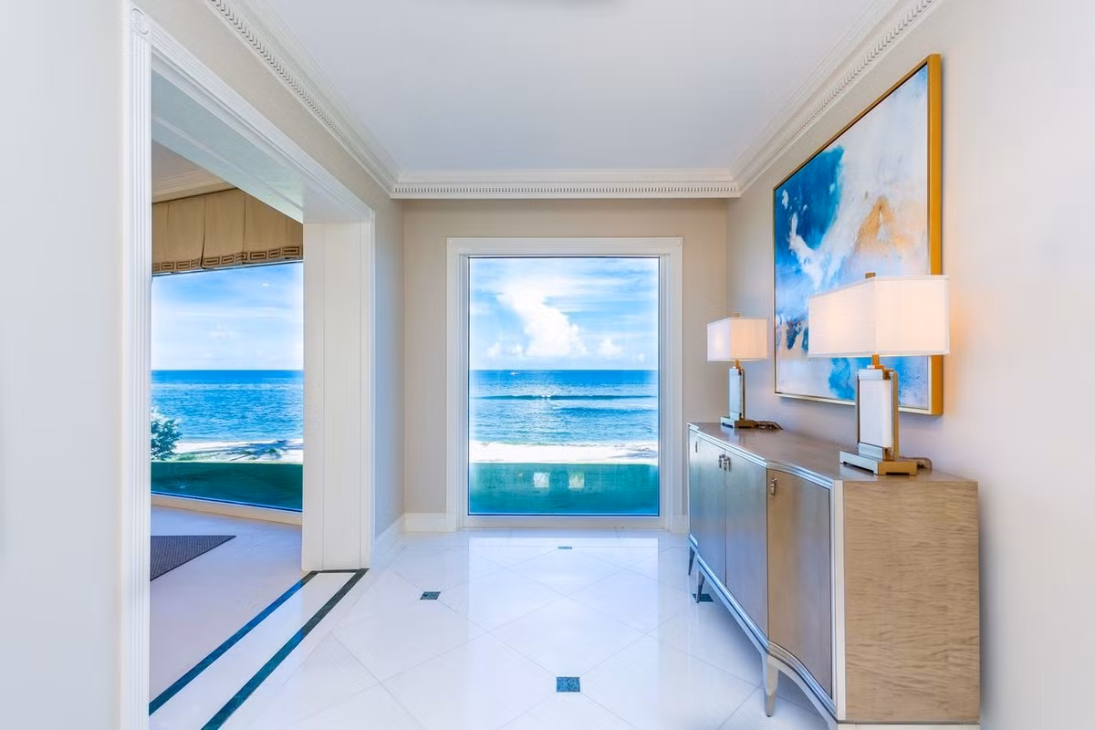 Bên trong nhà được lát đá cẩm thạch và lắp đặt nhiều bức tường kính trong suốt kịch trần để có thể tận hưởng hết cảnh biển.