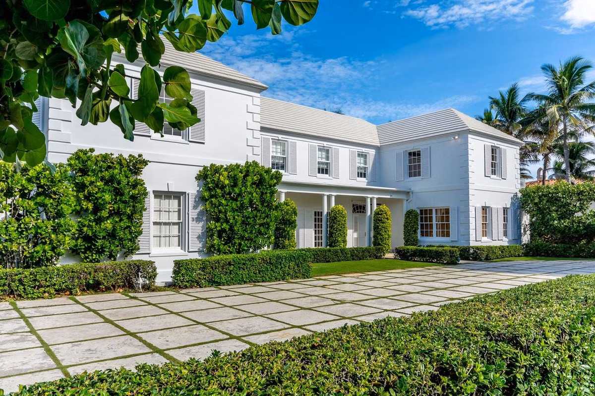 Theo Mansion Global, căn biệt thự ven biển của gia đình cựu Tổng thống Donald Trump mới đây đã được niêm yết cho thuê với giá 195.000 USD/tháng.