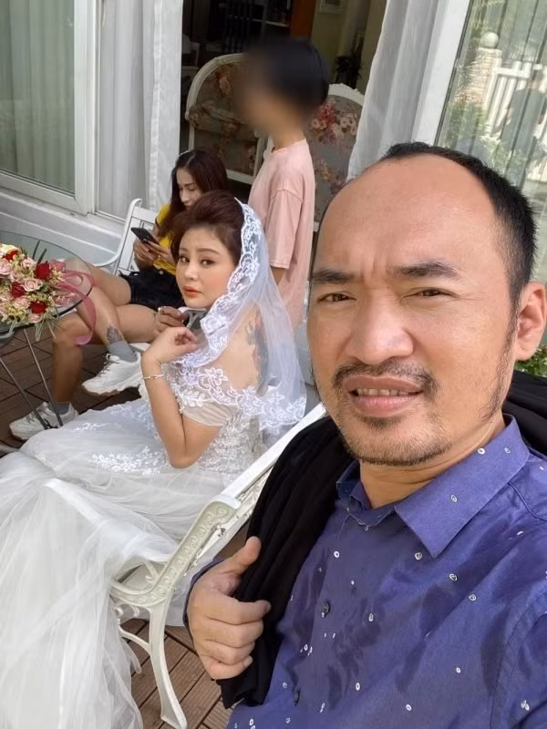 Dàn người đẹp U50 - U60 Vbiz chẳng ngại khoe hình xăm đầy cá tính - Hình 2 Dan nguoi dep U50 - U60 Vbiz chang ngai khoe hinh xam day ca tinh-Hinh-2