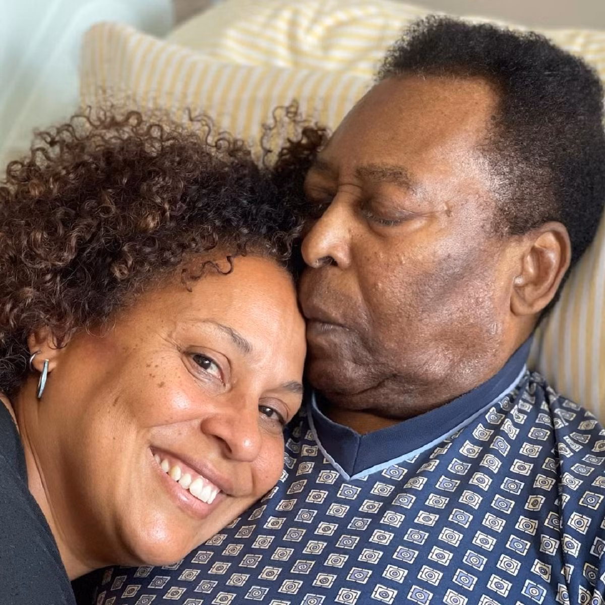 Kelly Cristina Nascimento, sinh năm 1967, là con đầu lòng của Pele với người vợ cả Rosemeri dos Reis Cholbi. Bà hiện là diễn giả trước công chúng và là người ủng hộ hòa bình thế giới, phát triển con người và ngoại giao thể thao. Dù bố là cựu danh thủ hàng đầu nhưng Kelly luôn biết cách giữ riêng tư đời sống cá nhân. Mới đây, bà cũng chia sẻ hình ảnh ấm áp khi ôm người cha đang nằm trên giường bệnh.