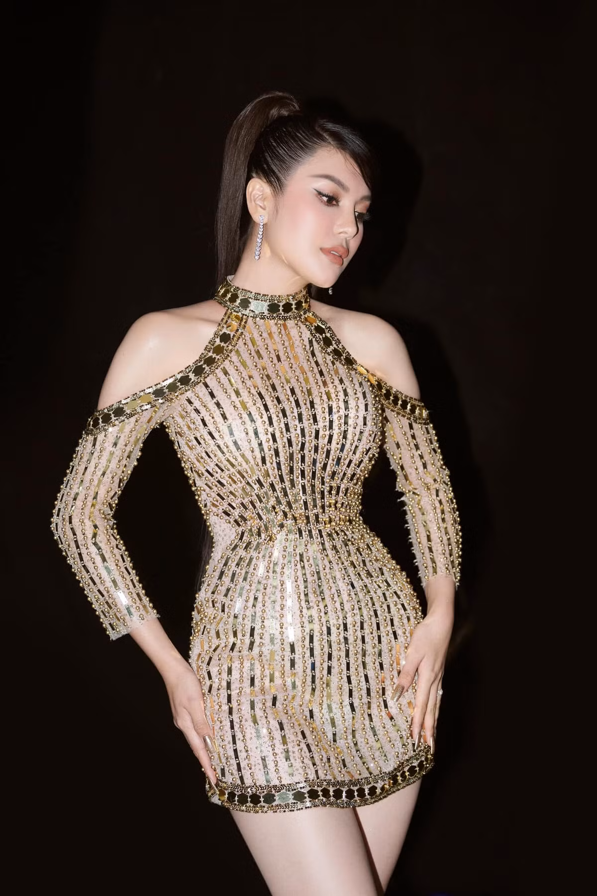 Với nhan sắc rực rỡ, thân hình nóng bỏng chẳng hề kém cạnh người đẹp nào trong showbiz Việt.