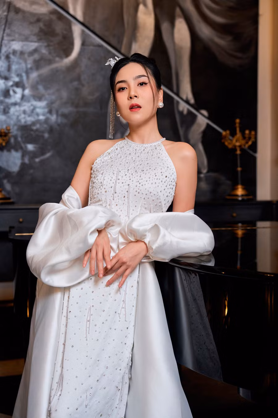 Trước khi lên sân khấu, Mai Ngọc đã kịp có những tấm hình đẹp ở hậu trường cùng bộ trang phục và layout trang điểm này. Theo MC VTV, cô thấy vui khi nhận được những tràng pháo tay của khán giả.
