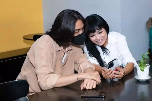 Phương Lê nói về Doãn Chí Kiên: "Ánh mắt chả tí gì yêu đương" - Hình 6 Phuong Le noi ve Doan Chi Kien: