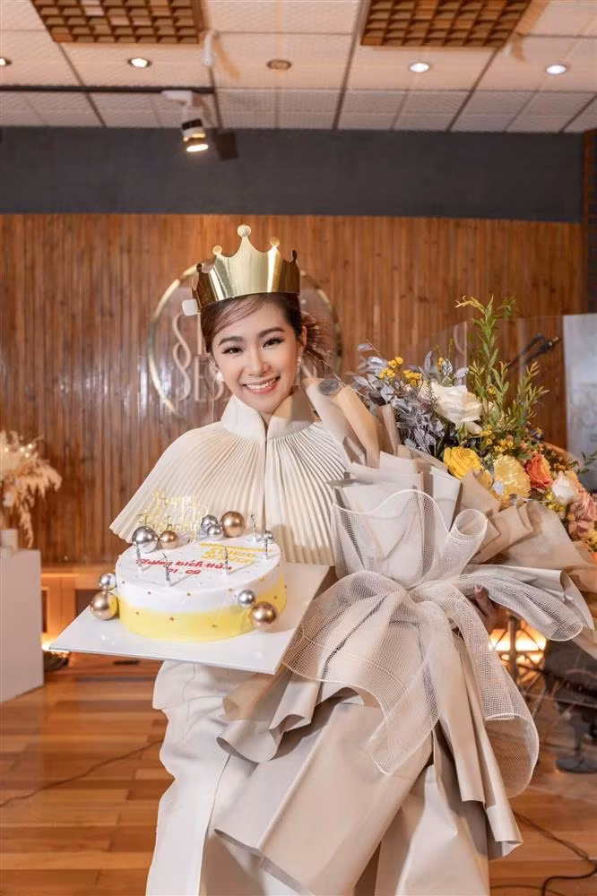 Màn trở lại mạnh mẽ này được phát sóng cận kề dịp sinh nhật của Lương Bích Hữu, khiến niềm vui nhân đôi. Nữ ca sĩ vừa cập nhật những hình ảnh trong tiệc sinh nhật tuổi 38 của mình.
