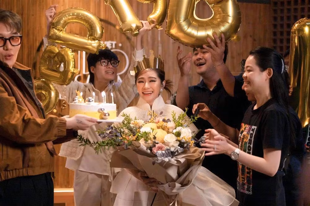 Được biết, đây là buổi tiệc sinh nhật cô được đồng nghiệp, bạn bè bí mật tổ chức mà không hề hay biết. Thế nhưng, Lương Bích Hữu vẫn xuất hiện với diện mạo vô cùng xinh đẹp.