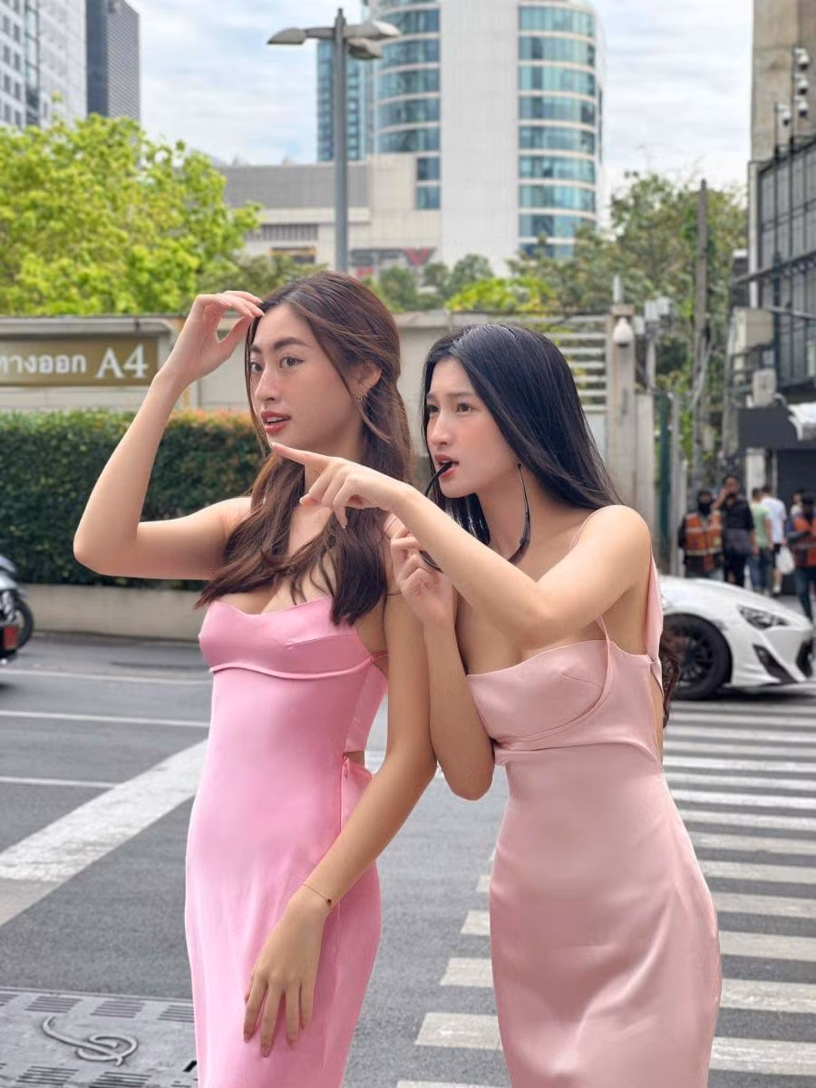 Hot girl tap hoa mac vay lua dinh nguoi, nuot na phat me-Hinh-3