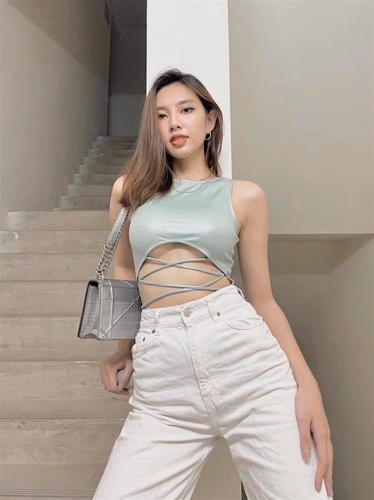Thiết kế Diorama giá 3.400 USD (khoảng 77 triệu đồng) xuất hiện trong street style của Thùy Tiên.