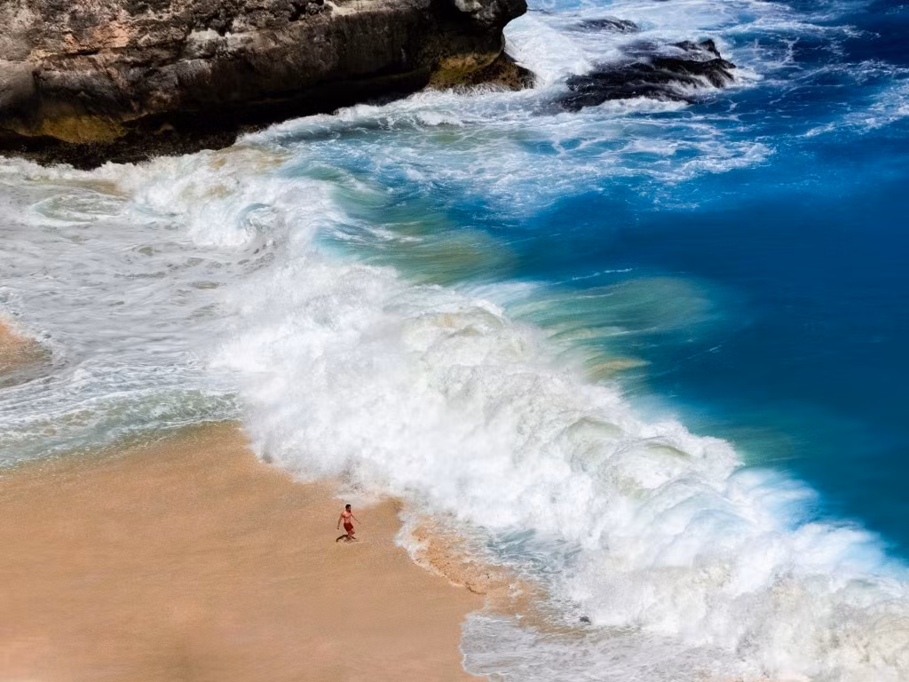 Bãi biển Kelingling, Nusa Penida, Indonesia: Đảo Nusa Penida cách Đông Nam đảo Bali 45 phút đi phà, với mùa mưa ẩm diễn ra từ tháng 11 đến tháng 4 hàng năm. Khi những cơn bão nhiệt đới ập đến, những con sóng cao dồn dập, nguy hiểm xuất hiện, đặc biệt là ở phía bắc. Bãi biển Kelingking được ôm trọn trong lòng những khối đá khổng lồ, kỳ vĩ. Ảnh: guideyourtravel.