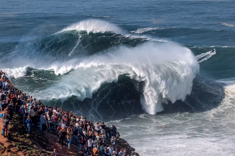 Bãi biển Nazare, Bồ Đào Nha: Bãi biển này nằm trên bờ biển Đại Tây Dương, cách thủ đô Lisbon 122 km về phía bắc. Đây là một địa điểm nghỉ mát lý tưởng và dễ chịu vào mùa hè. Tuy nhiên, vào mùa đông, bãi biển này xuất hiện những con sóng cao khổng lồ. Chiều cao của sóng có thể ngang một tòa nhà 8 tầng. Ảnh: suffertoday.