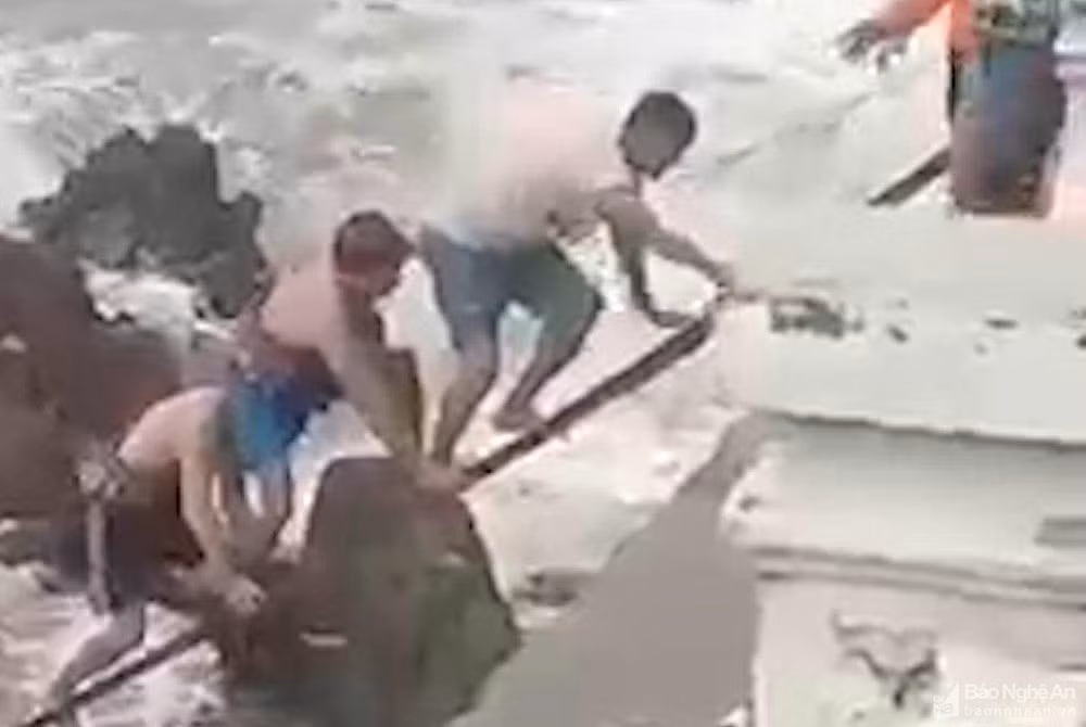 Mải chụp ảnh, một du khách bị sóng biển cuốn ra xa Mai chup anh, mot du khach bi song bien cuon ra xa