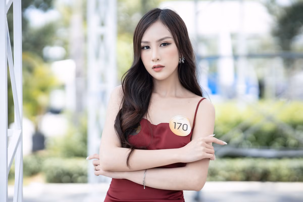 Diễn viên kể trước khi điền đơn đăng ký tham gia Miss Grand Vietnam 2022, cô lao vào chế độ tập luyện, ăn uống nghiêm ngặt. Người đẹp giảm 2,5 kg trong vòng một tháng. Anh Phương cũng gấp rút học thêm các kỹ năng về catwalk, trau dồi tiếng Anh.