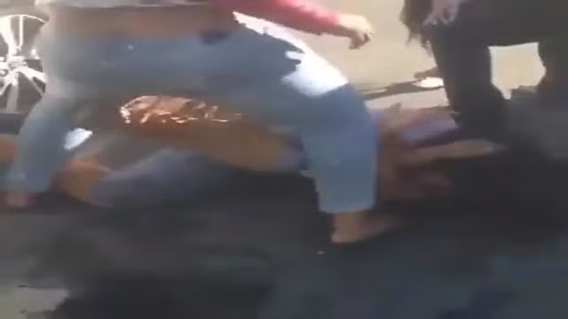 2 nu tai xe danh nhau toi tap roi lao xe vao doi thu