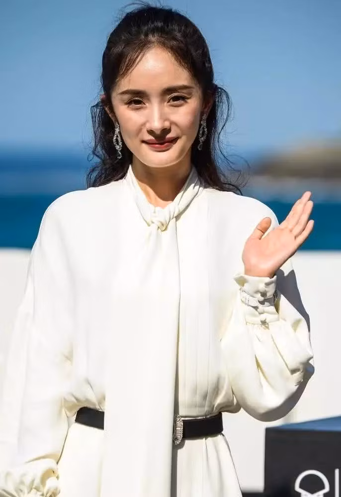 Qua ống kính thật và không chỉnh sửa, Dương Mịch lộ rõ dấu hiệu tuổi tác cùng vẻ ngoài kém sắc