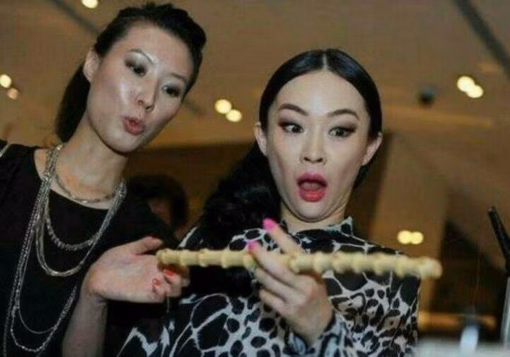 Không rõ Hoắc Tư Yến có gì bất ngờ khiến cô há hốc mồm đến biến dạng thế này