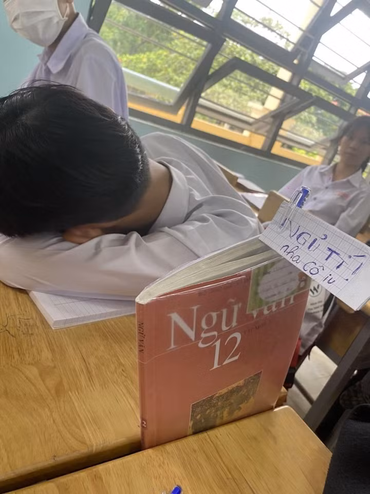 Ngủ gục, ngủ lén là xưa rồi, thời nay ngủ trong lớp phải xin phép đàng hoàng thế này!?