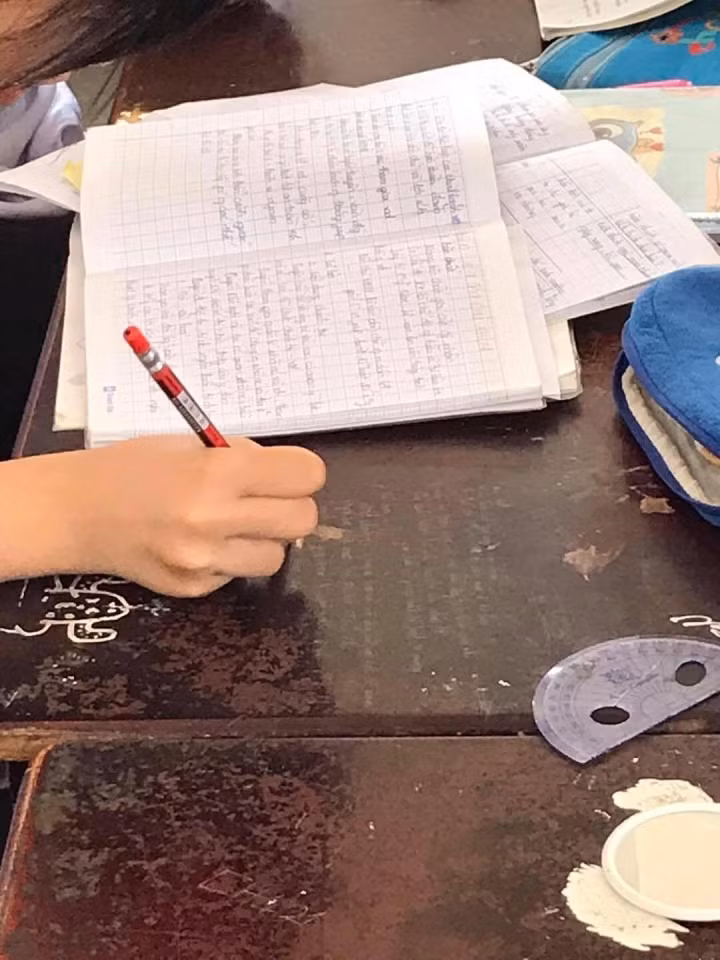 Vở kế bên không viết mà lại cứ thích viết lên bàn?