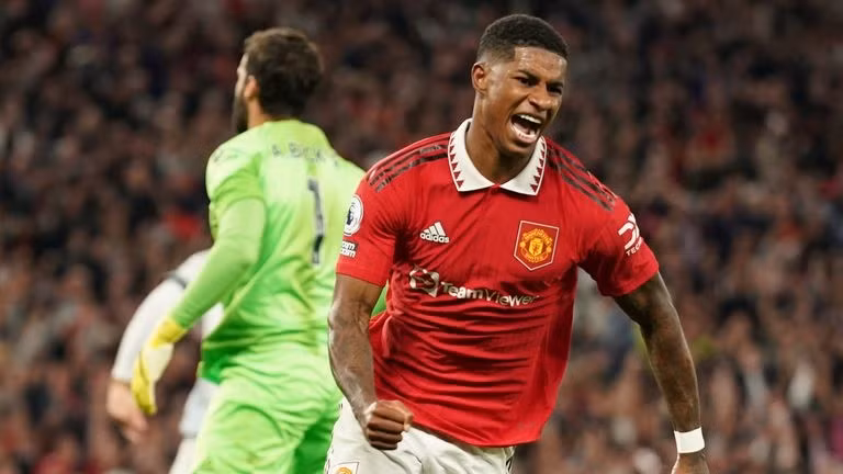  Rashford vừa lập công trong chiến thắng đầu tiên của "Quỷ đỏ" tại Premier League 2022/23, gặp Liverpool. Không chỉ được yêu thích bởi tài năng, tiền đạo sinh năm 1997 còn ghi dấu ấn khi tích cực tham gia hoạt động vì cộng đồng.