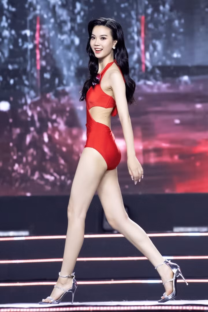 Tuy nhiên, Hoàng Hương Giang chưa thật sự thể hiện tốt trong các bước catwalk. Để tiến xa hơn nữa tại chung kết Hoa hậu Việt Nam 2022, nhiều ý kiến cho rằng người đẹp cần rèn luyện hình thể và sự tin trên sân khấu.
