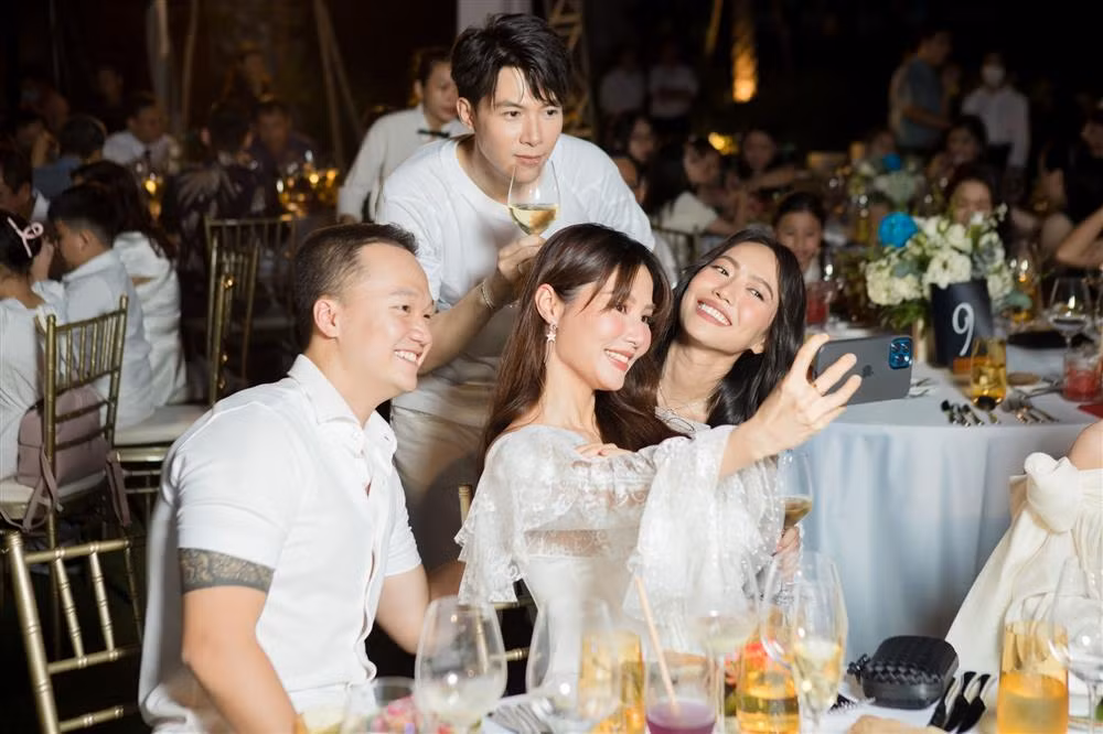 Ăn cưới Diệu Nhi, một cặp đôi Vbiz được mong "chốt đơn lẹ" - Hình 3 An cuoi Dieu Nhi, mot cap doi Vbiz duoc mong