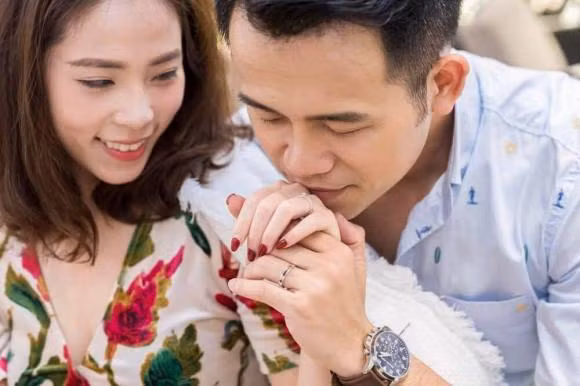 Trong khi Đức Bảo nổi tiếng là BTV của Đài truyền hình Việt Nam thì bà xã sinh năm 1992 cũng là MC, biên tập viên của Kênh truyền hình Quốc hội, xinh đẹp, thông minh và tháo vát. Vợ chồng MC Bùi Đức Bảo được yêu mến bởi ngoại hình trai tài gái sắc, lối dẫn thông minh, sắc bén cùng với đó là kênh Tik Tok chia sẻ về những câu chuyện khi một nhà có cả vợ và chồng đều làm truyền hình như "Một ngày của nhà Bảo như thế nào?", "Khám phá vali của gia đình Bảo khi đi công tác"...