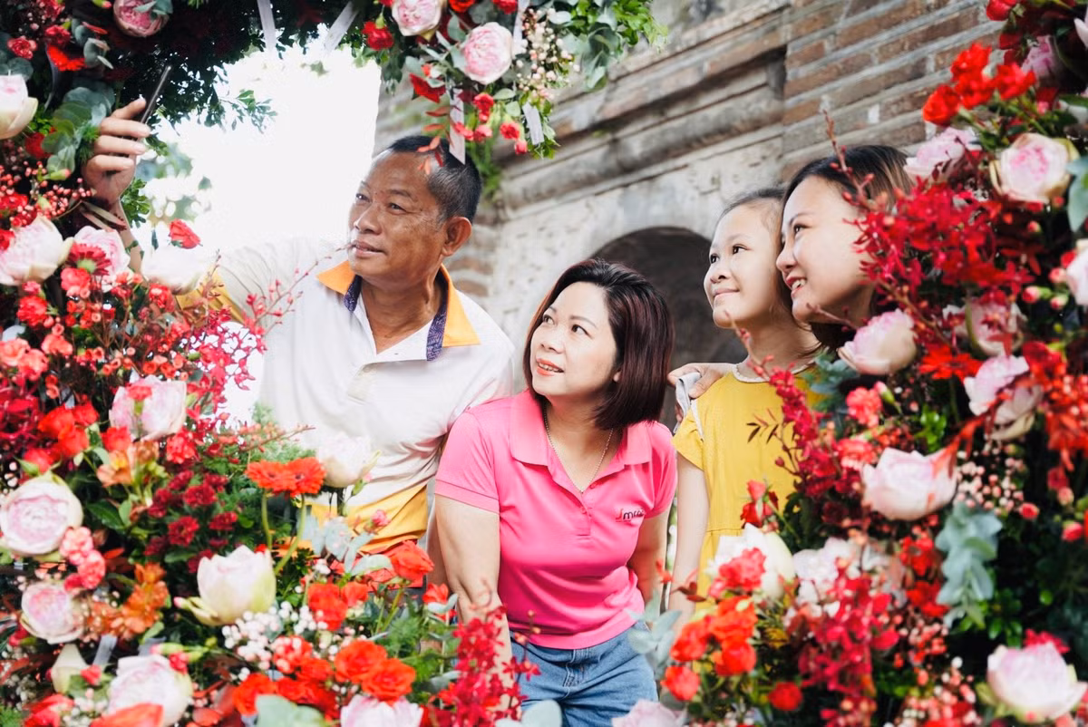 Hang nghin bong hoa sen no khap pho Ha Noi dip le Vu Lan-Hinh-4
