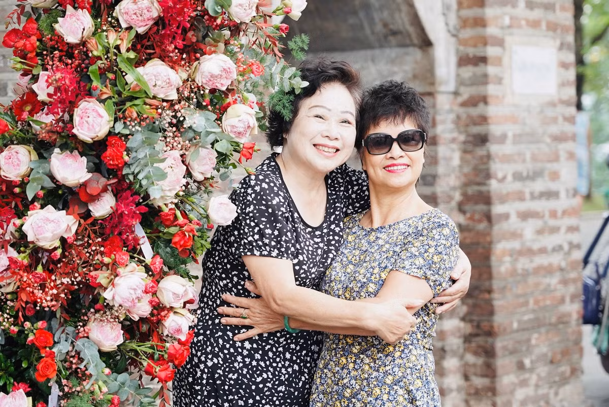 Hang nghin bong hoa sen no khap pho Ha Noi dip le Vu Lan-Hinh-9