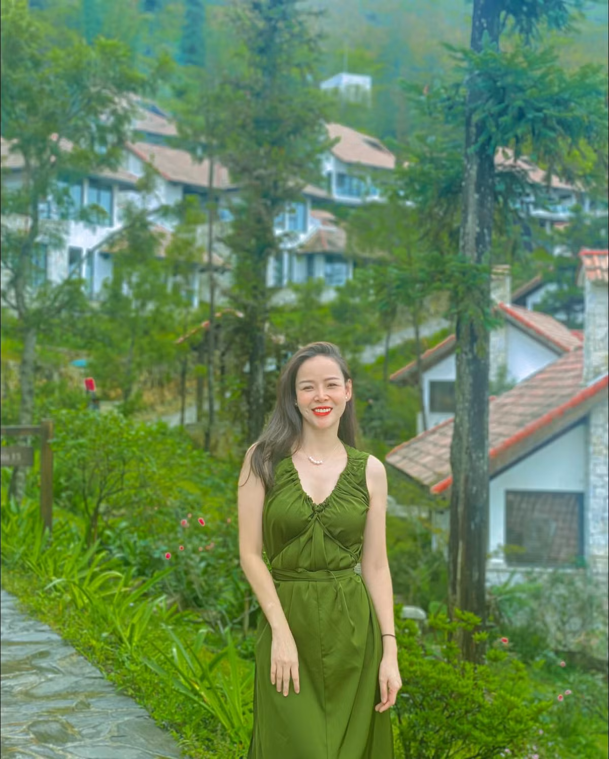 Tuy nhiên Diễm Hương cũng rất chuộng những trang phục bánh bèo nữ tính với thiết kế và màu sắc bắt mắt. 