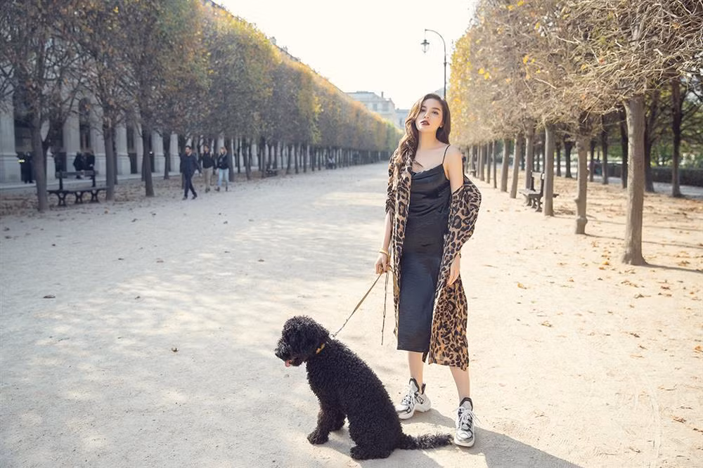 Mặc quần áo phong cách đồ ngủ ra đường, dự thảm đỏ không còn là xu hướng quá mới lạ. Tuy nhiên, cũng cần phối đồ cho tinh tế. Tương tự Chi Pu, Kỳ Duyên cũng mê mẩn cách phối đồ tương tự, chỉ khác cô kết hợp thêm áo khoác lông da báo hầm hố.